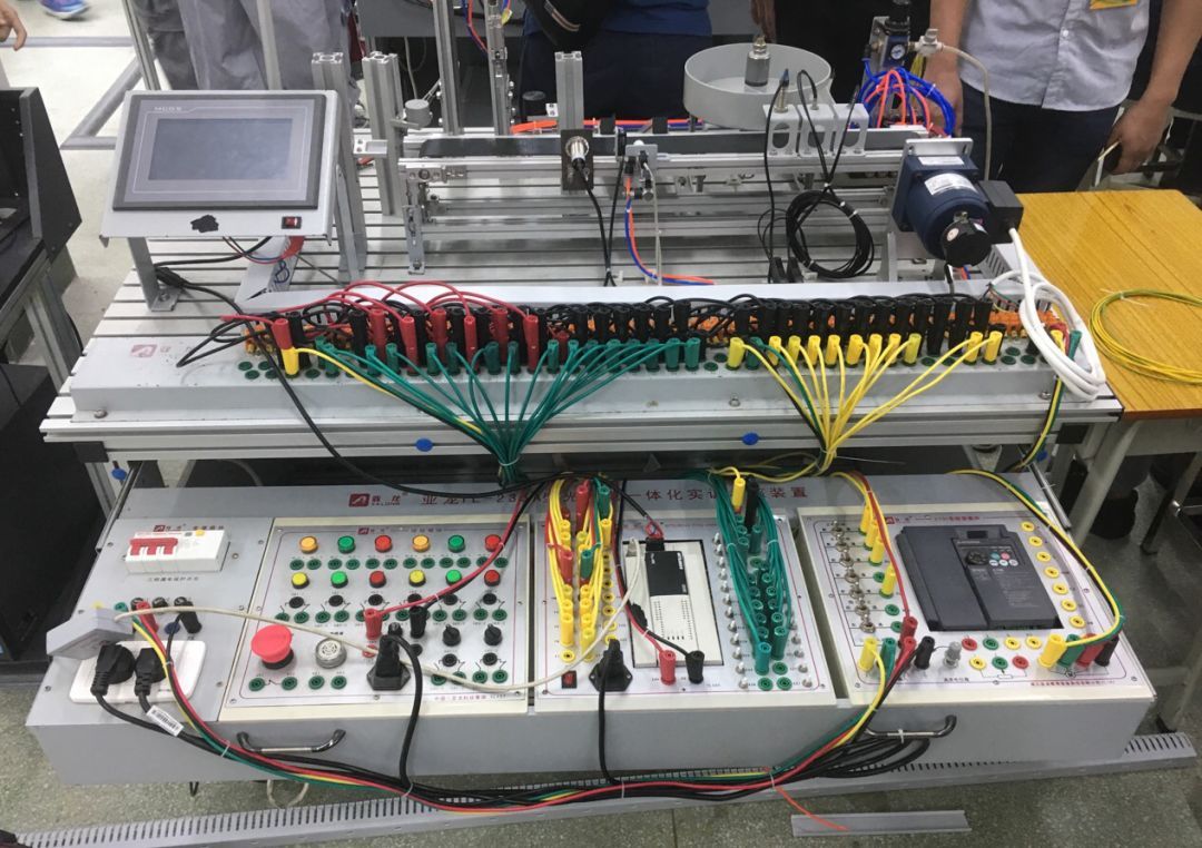喜訊:我校師生參加機電一體化設備組裝與調試項目競賽刷新歷史最好成績!